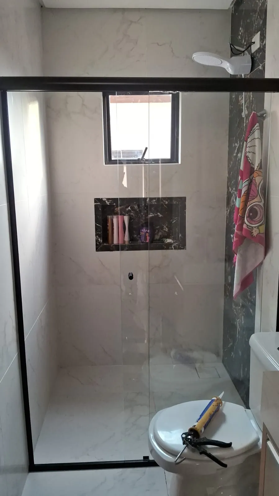 Box de vidro temperado com perfis pretos em banheiro