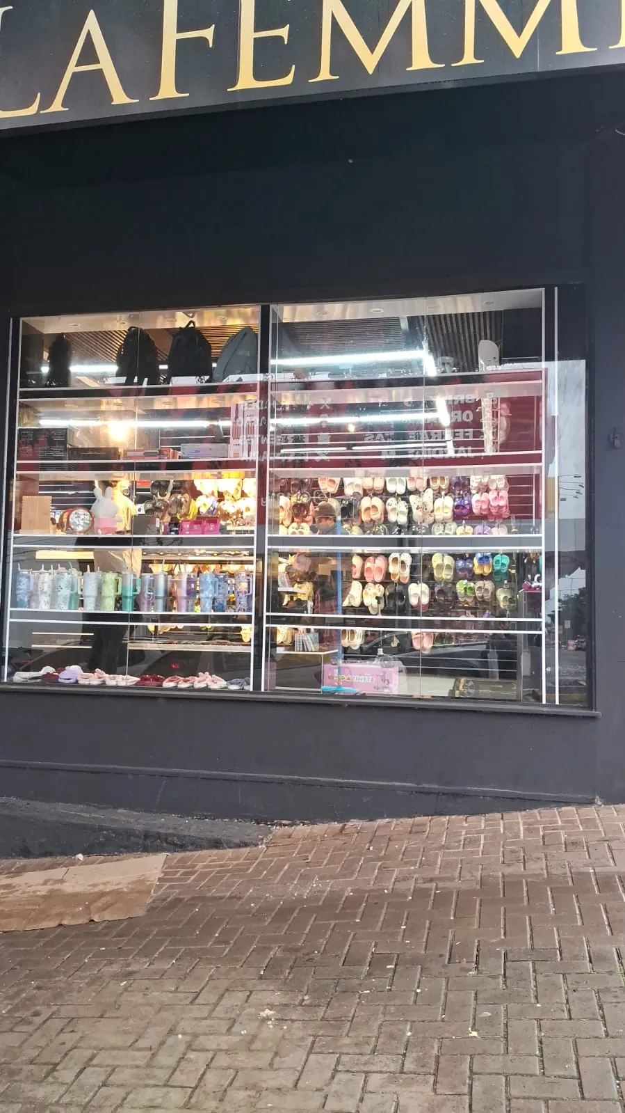 Vitrine expositora de vidro em loja